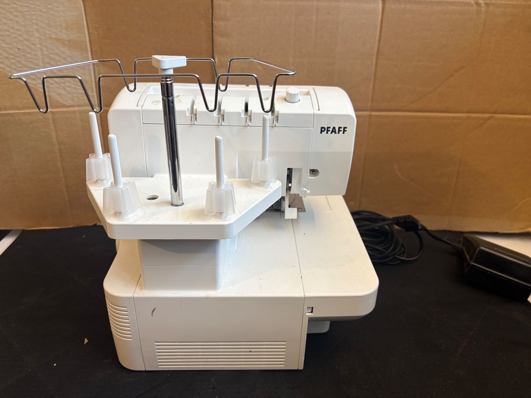 Pfaff Macchine da cucire: Pfaff Hobbylock 2.0 Overlock-Nähmaschine – Usato da Lausen venduto da sen_jm7c 7