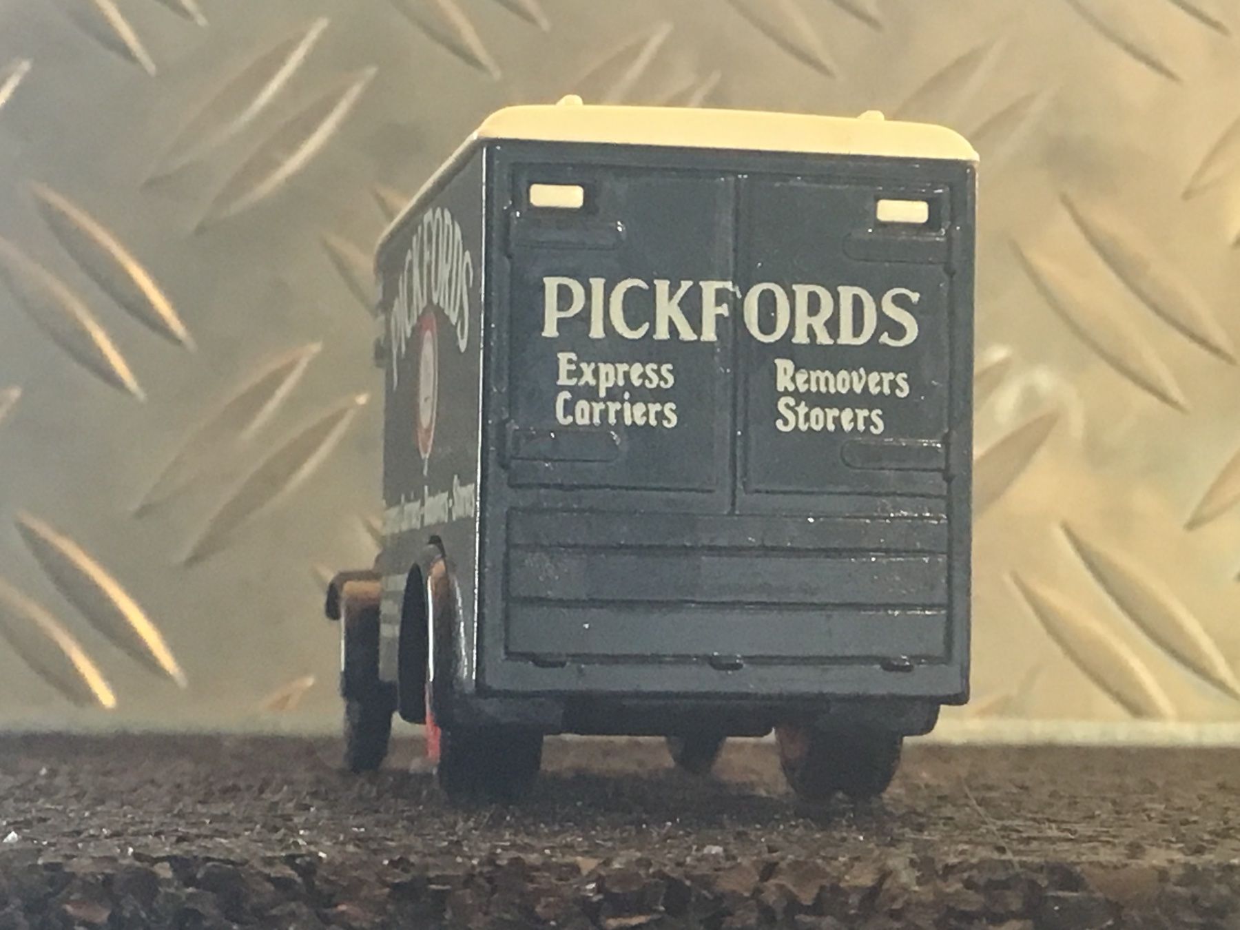 Kit di modellismo & Modellini statici: MODEL PICKFORDS EXPRESS CARRIERS- REMOVERS -STORERS – Usato da Männedorf venduto da Spezial-Modelle 3