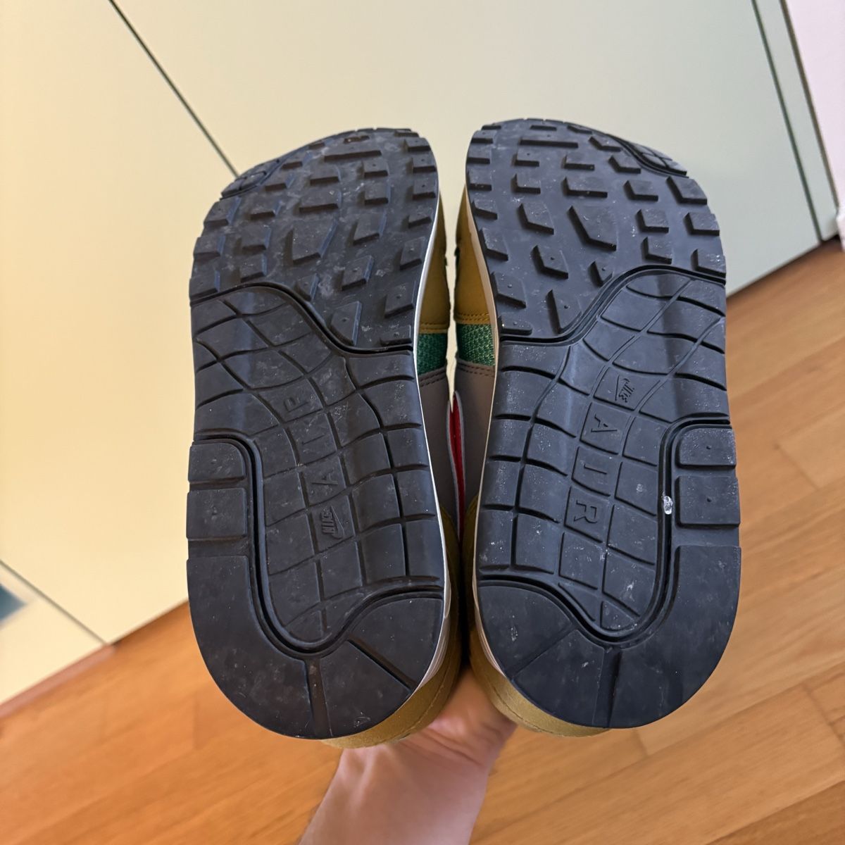 Nike Scarpe da uomo: Nike Air Max 1 86 Powerwall – Usato da Winterthur venduto da LaBodega 6