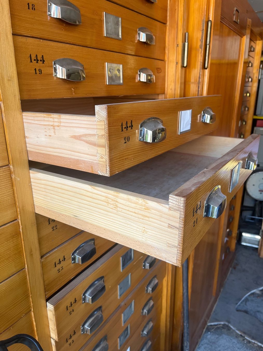 Schränke: Meuble à tiroirs – Gebraucht aus Albeuve von pan_bbw9 3