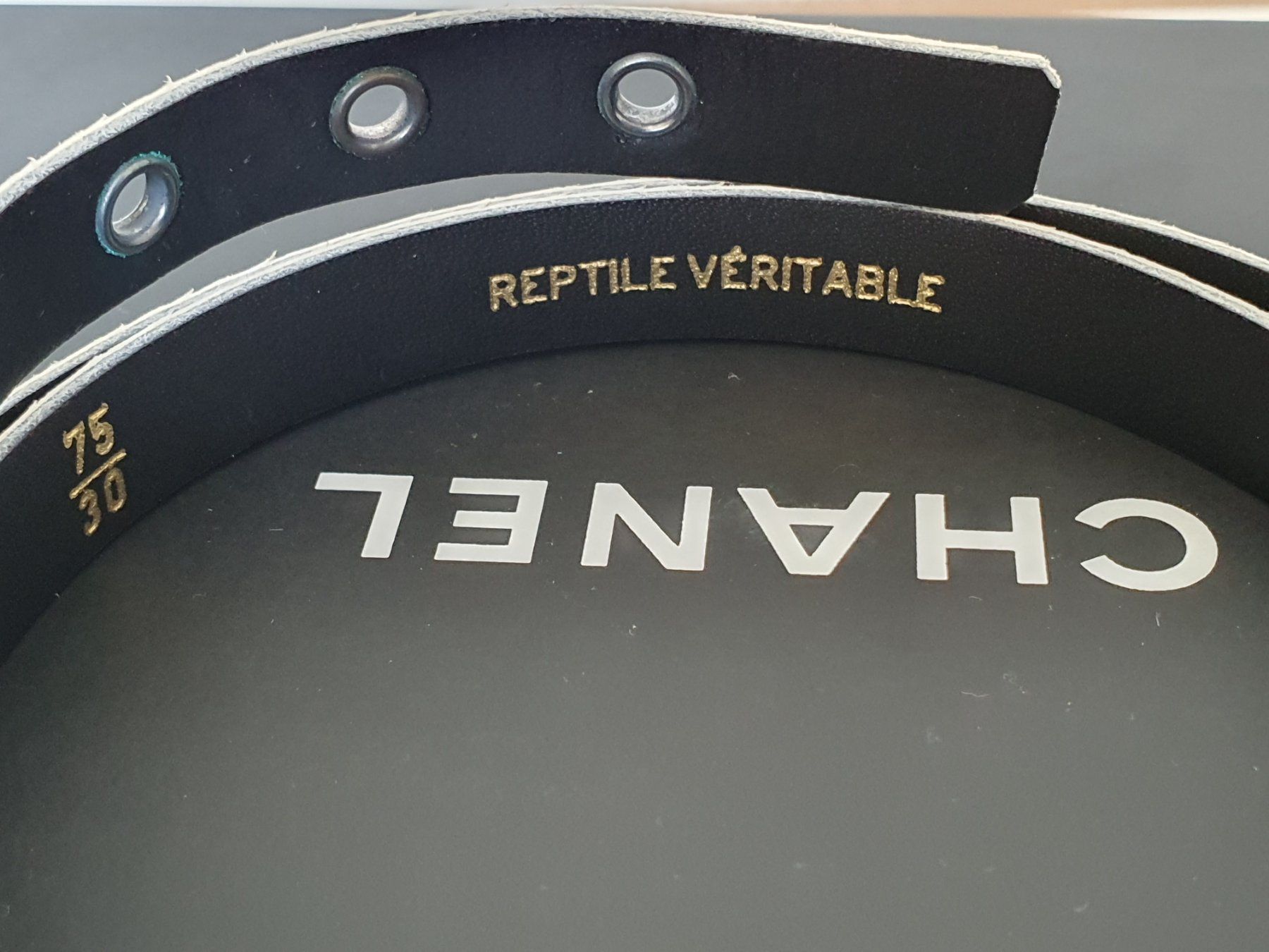 Chanel Cinture: CHANEL Taillen Gürtel Python Leder CC Logo – Usato da Wängi venduto da Pambola 7