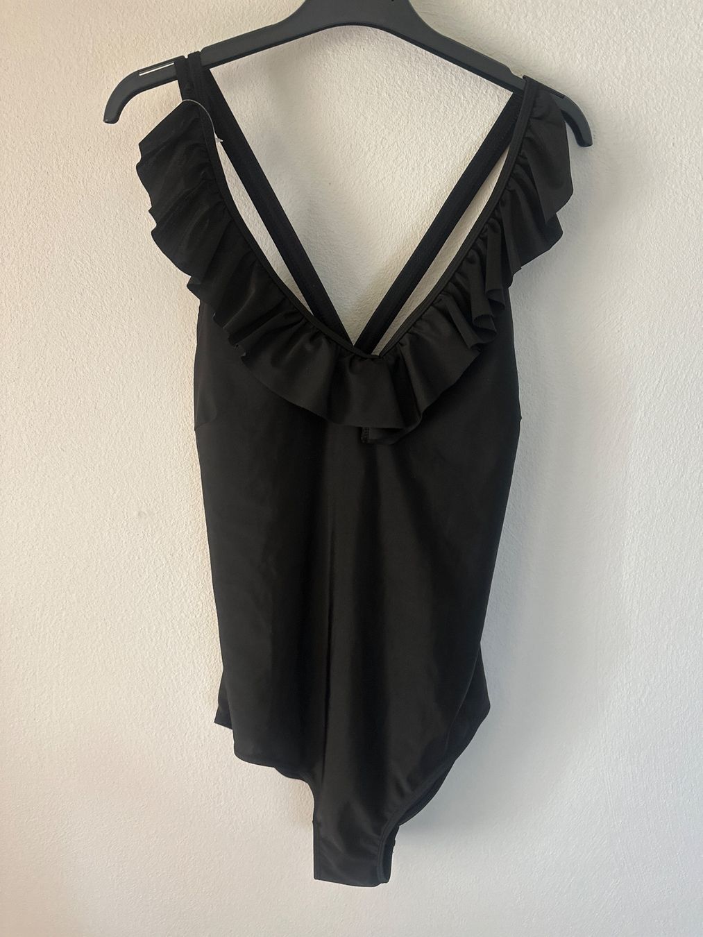 Costumi da bagno & Bikini: SCHWARZER BADEANZUG MIT RÜSCHEN AUSSCHNITT – Usato da Meienried venduto da ManuelaBoutique 1
