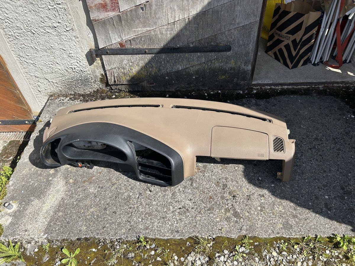 BMW Tutti pezzi di ricambio auto: Tableau de bord e36 – Usato da Givrins venduto da ed2_2nc9