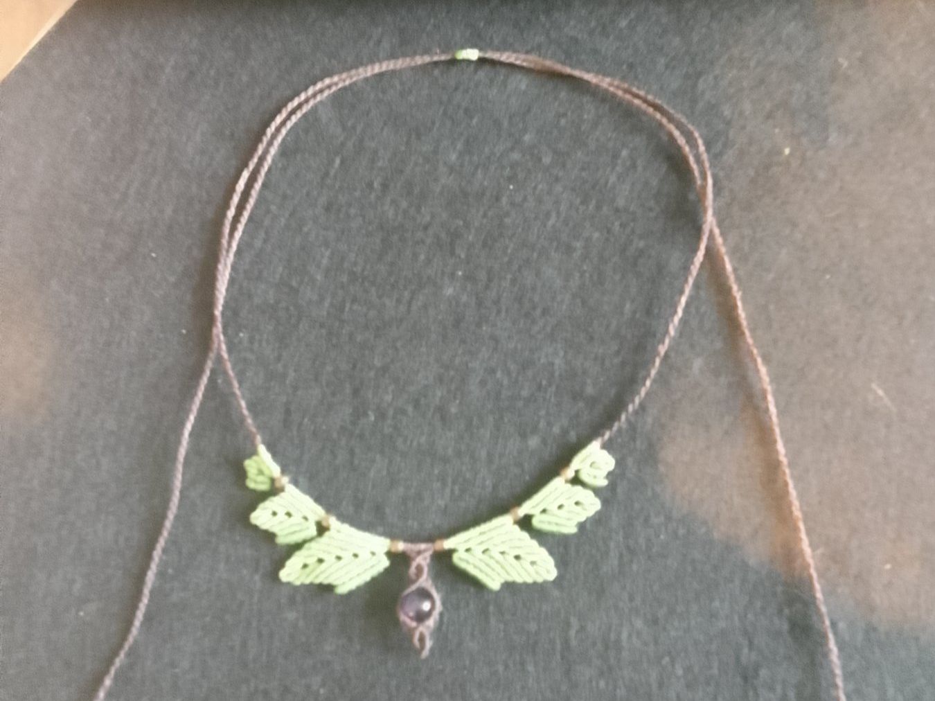 Catenine: florale Makramee Kette/ Choker mit Amethyst - Handgearbeitet – Nuovo (secondo la descrizione) da Pfäffikon ZH venduto da Emporos_42 3