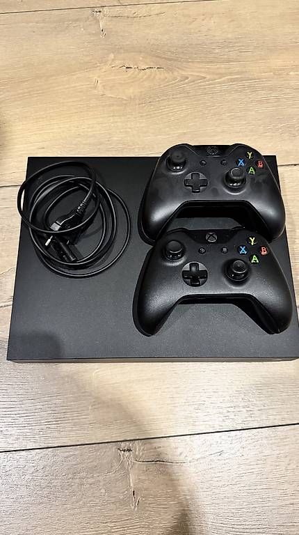 Microsoft Console: Xbox One X + 2 controller – Usato da Emmen venduto da abd_tc68