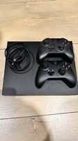 Xbox One X + 2 controller