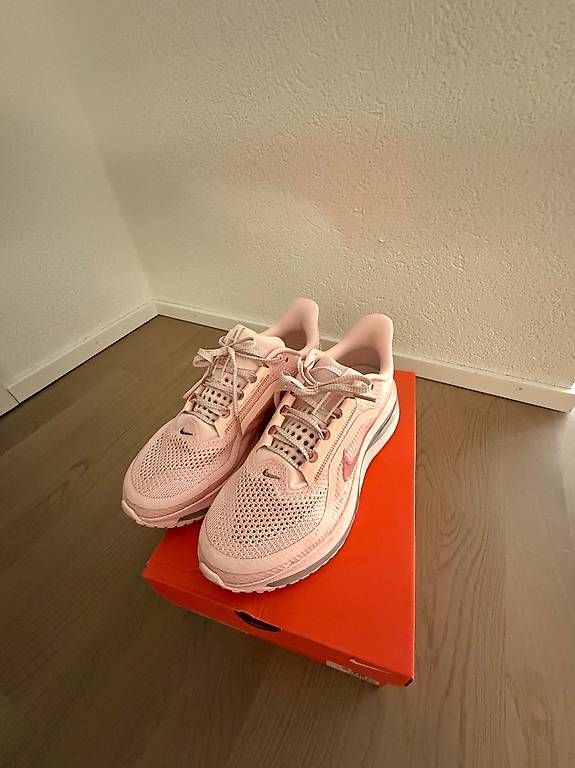 Nike Scarpe da donna: Chaussures de course nike – Nuovo (secondo la descrizione) da Sion venduto da nao_2cg5 2