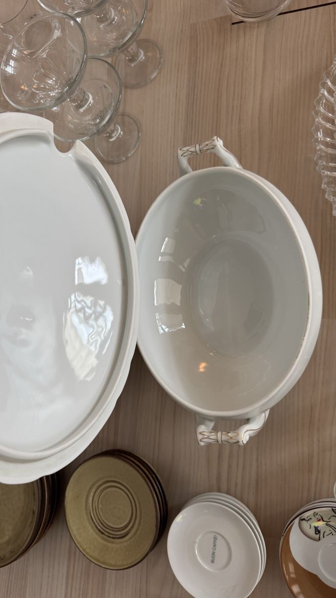 Set di piatti: Viel Geschirr und Gläser Set – Usato da Pfäffikon zh venduto da Jiim7 7