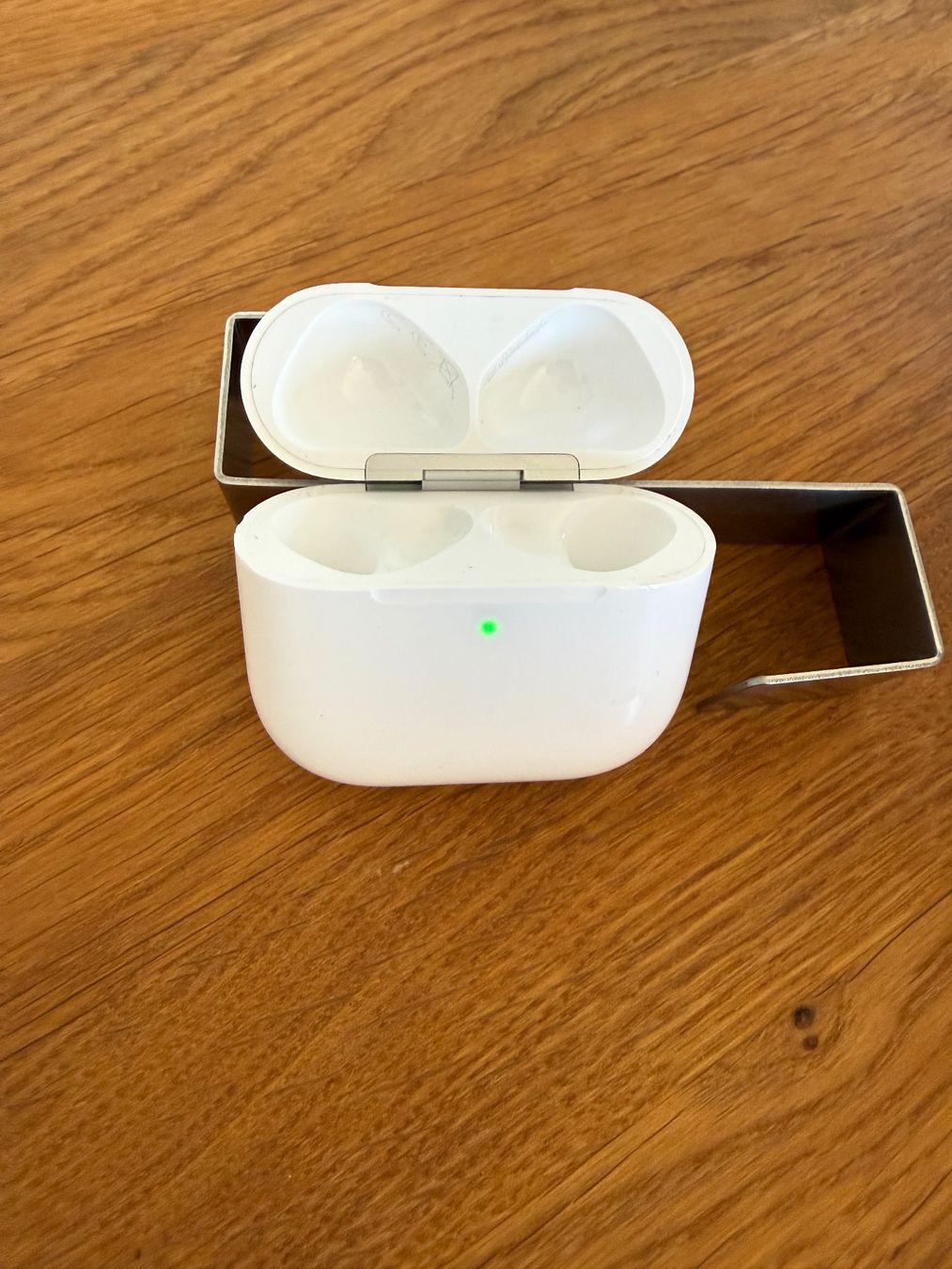 Apple Cuffie: APPLE AirPods 4 Charging Case ANC – Usato da Lausanne venduto da Nine1982