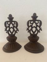 2 Buchstützen aus Gusseisen