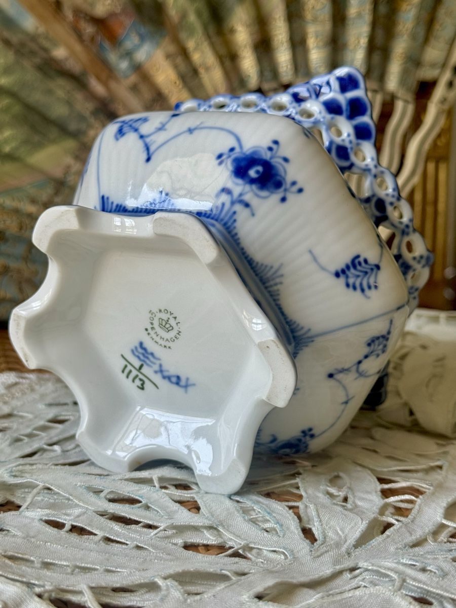 Royal Copenhagen Ciotole: Royal Copenhagen Blue Fluted full Lace cache pot – Usato da Courtaman venduto da sultan16 3