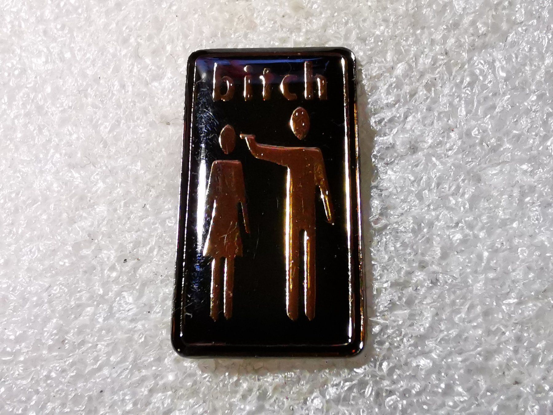 Placchette & Badge: Ansteckpin 99: Bi**h – Usato da Oppligen venduto da Pin-Fall-Shop