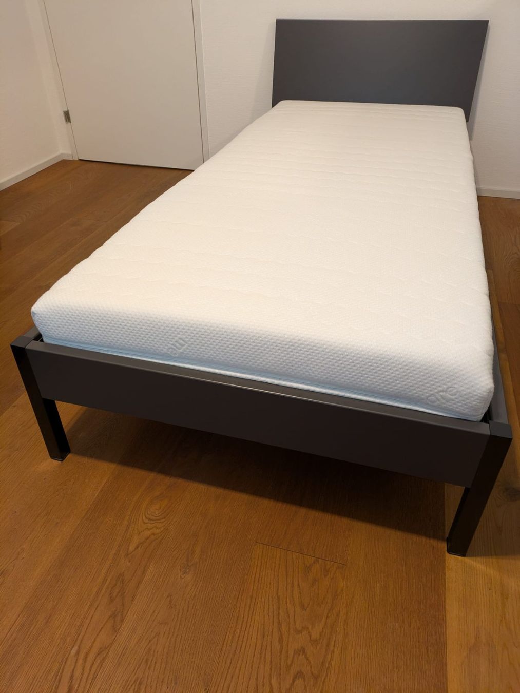 Micasa Letti: Bett + Nachttisch – Usato da Chur venduto da Bronxfliegen