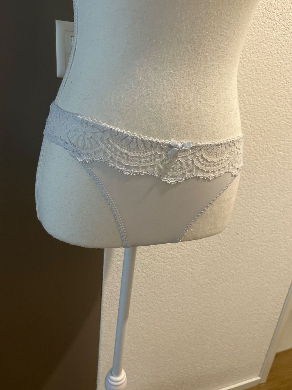 Altra biancheria intima: Damen Slip weiss mit Spitzen – Usato da Brunnen venduto da Nala2929 1