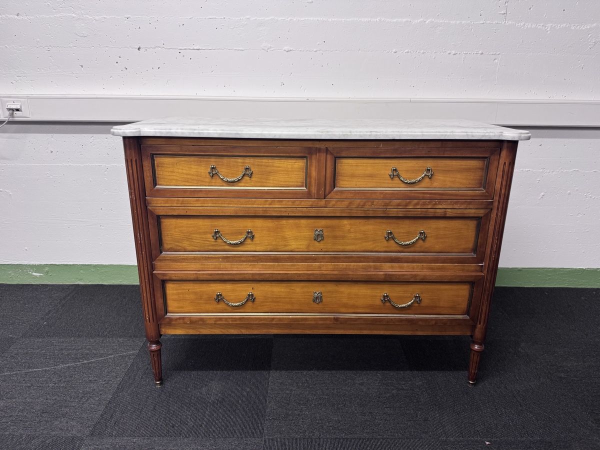 Cassettiere: Antike Kommode mit Marmorplatte, 115cm x 46cm – Usato da Bern venduto da samryan