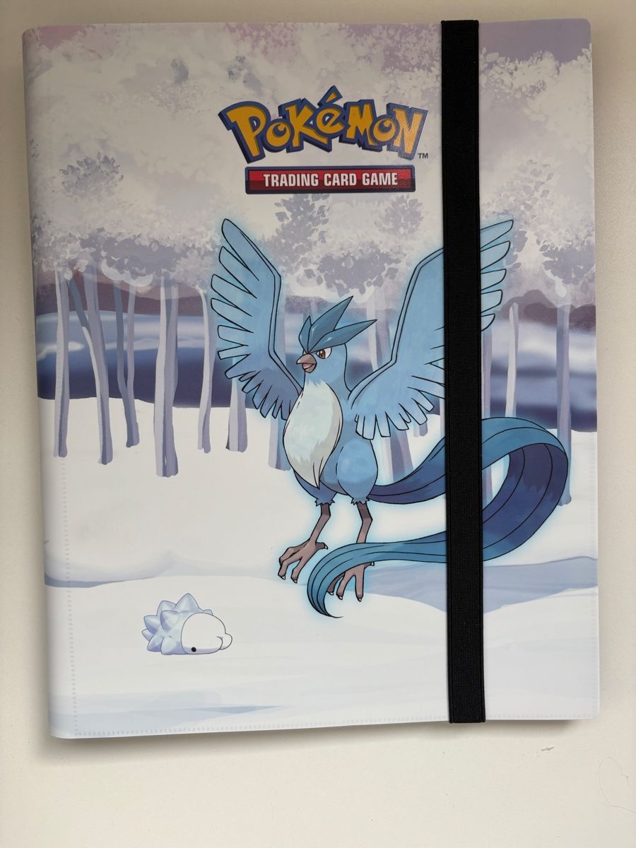 Pokémon Raccoglitori: Pokémon Binder + 6 Stück Karten – Nuovo (secondo la descrizione) da Zollikon venduto da ale_x2b2