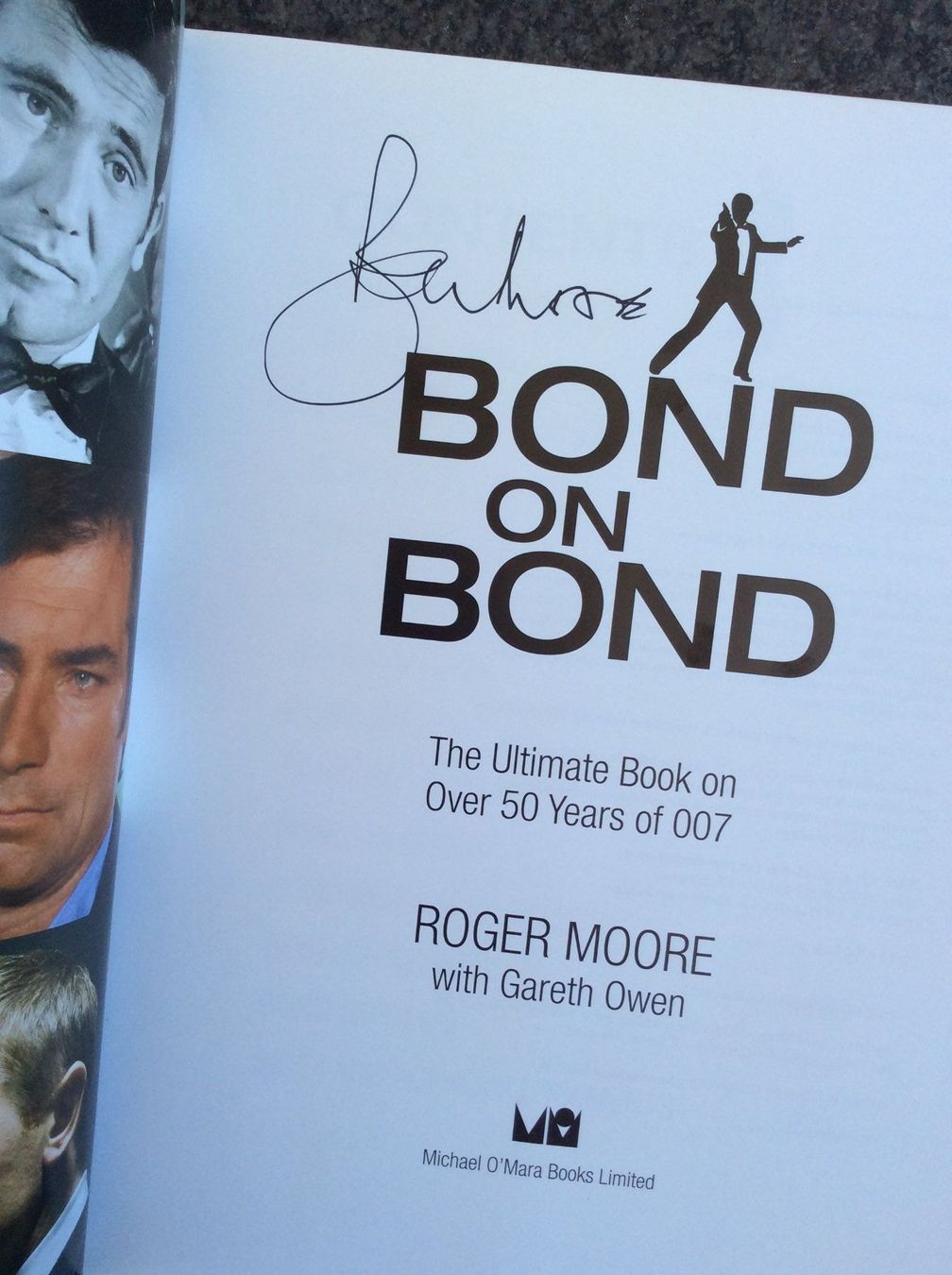 Autografi: Roger Moore, Original Autogramm, auf Buch  Bond on Bond – Usato da Salmsach venduto da aacs65 1
