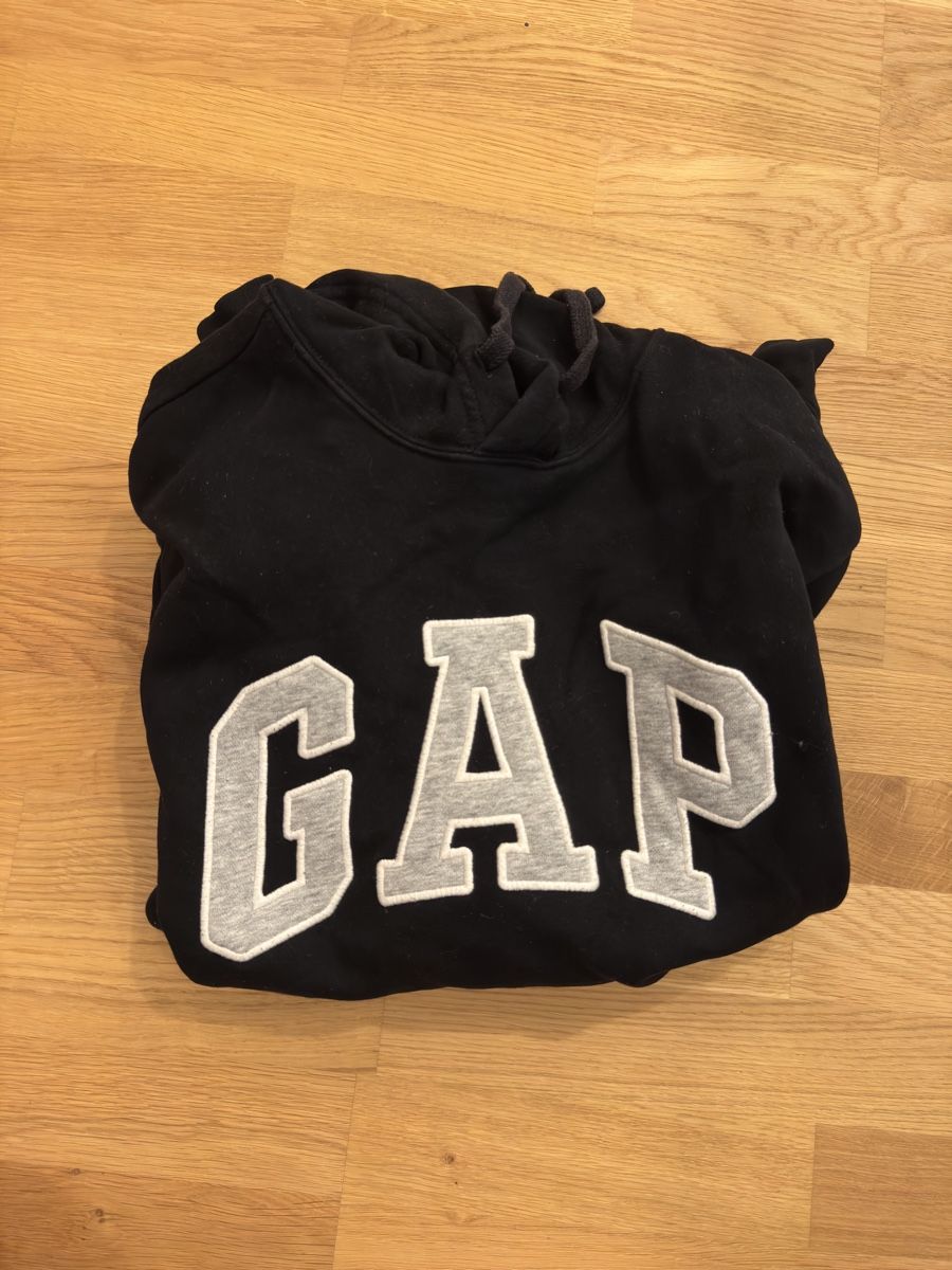 Gap Pullover & Sweatshirts: GAP Black Hoodie – Gebraucht aus Winterthur von 3mi_2kpf