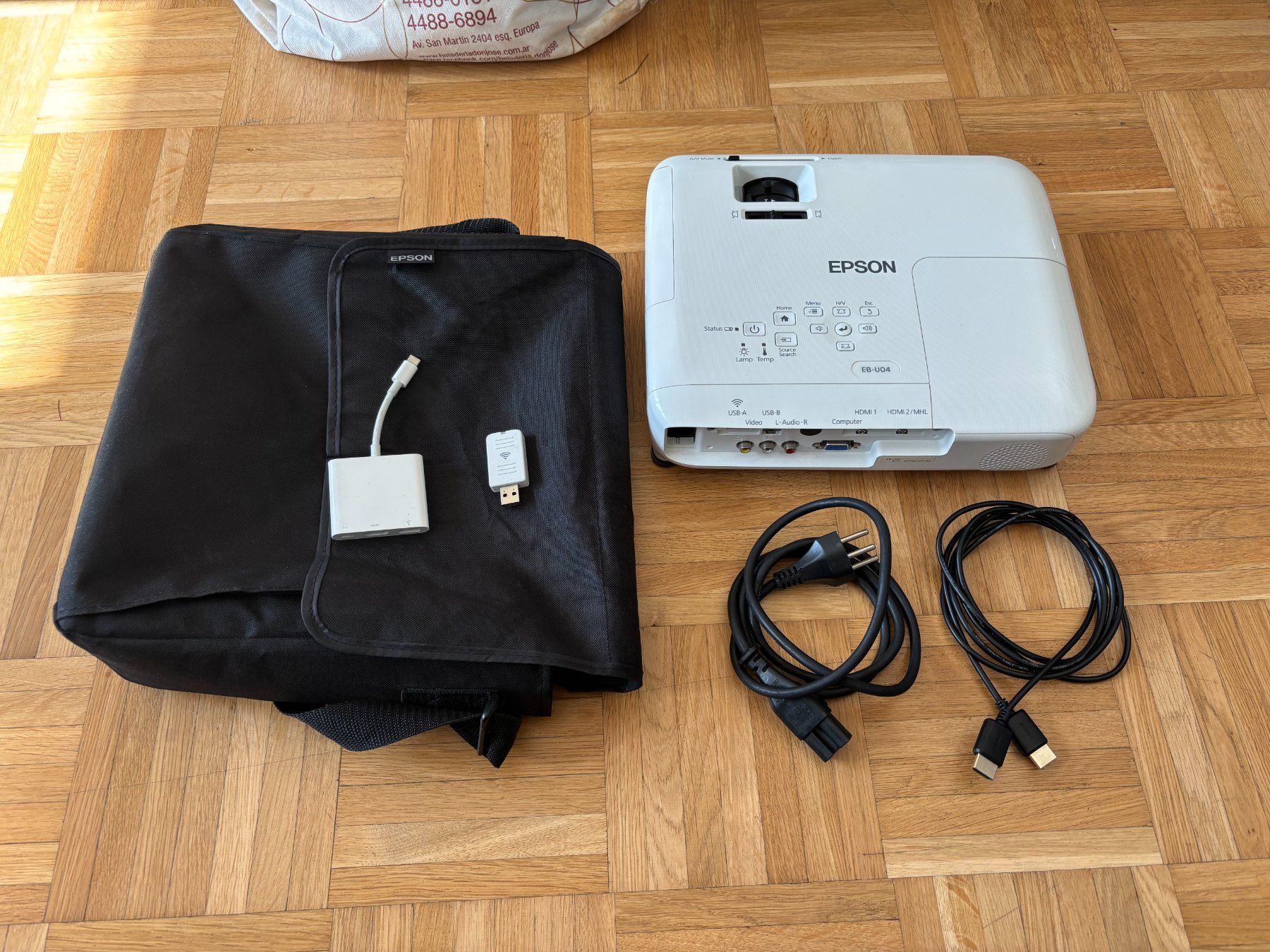 Epson Proiettori: EPSON EB-UO4 Beamer + WiFI Extension + Apple USB C - HDMI – Usato da Kilchberg ZH venduto da spa_2xmp 2