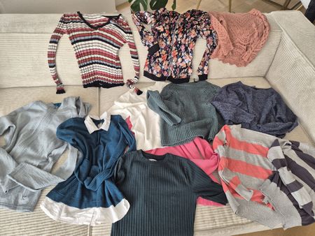12 Stk neuwertige Pullover und Jäckchen