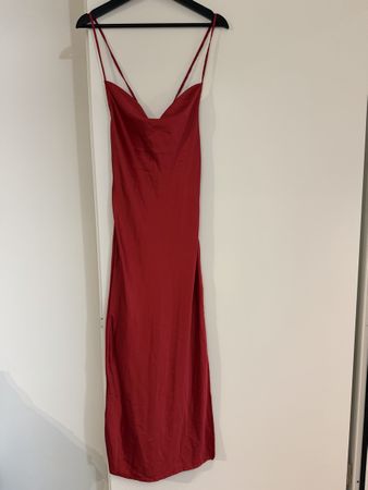 Elegantes rotes Satin-Kleid mit Rückenausschnitt ungetragen