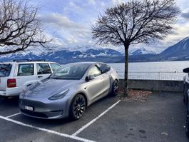 Tesla Model Y Performance Quicksilver in Top Zustand!