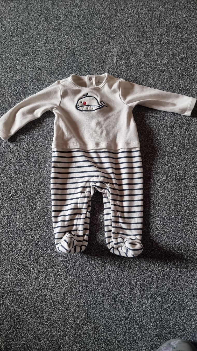 Pyjamas: pyjama 67 baleine – D'occasion à Les Breuleux par Mily1991