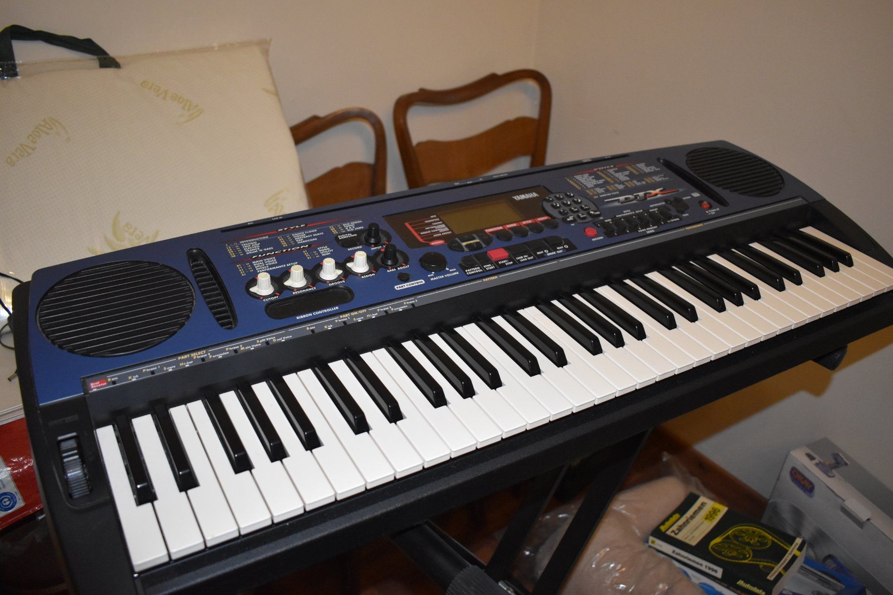 Yamaha Instruments de musique: Synthétiseur Yamaha DJX – D'occasion à Le Locle par skycomputer 1