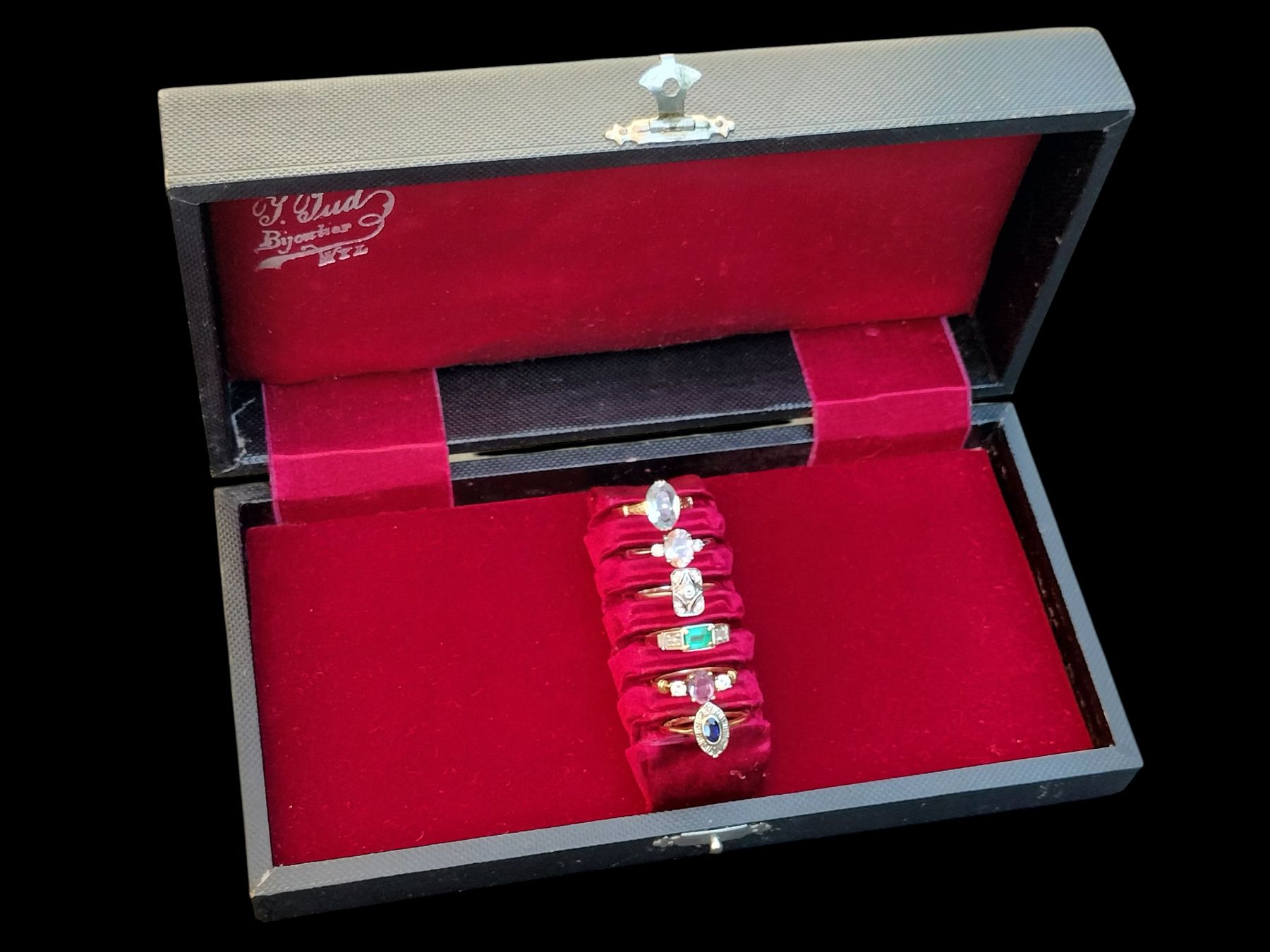 Schmuckkästen: Antike Ringbox Schmuckbox Koffer Schwarz mit Bordeaux Seide – Gebraucht aus schwyz von larry91sz 1