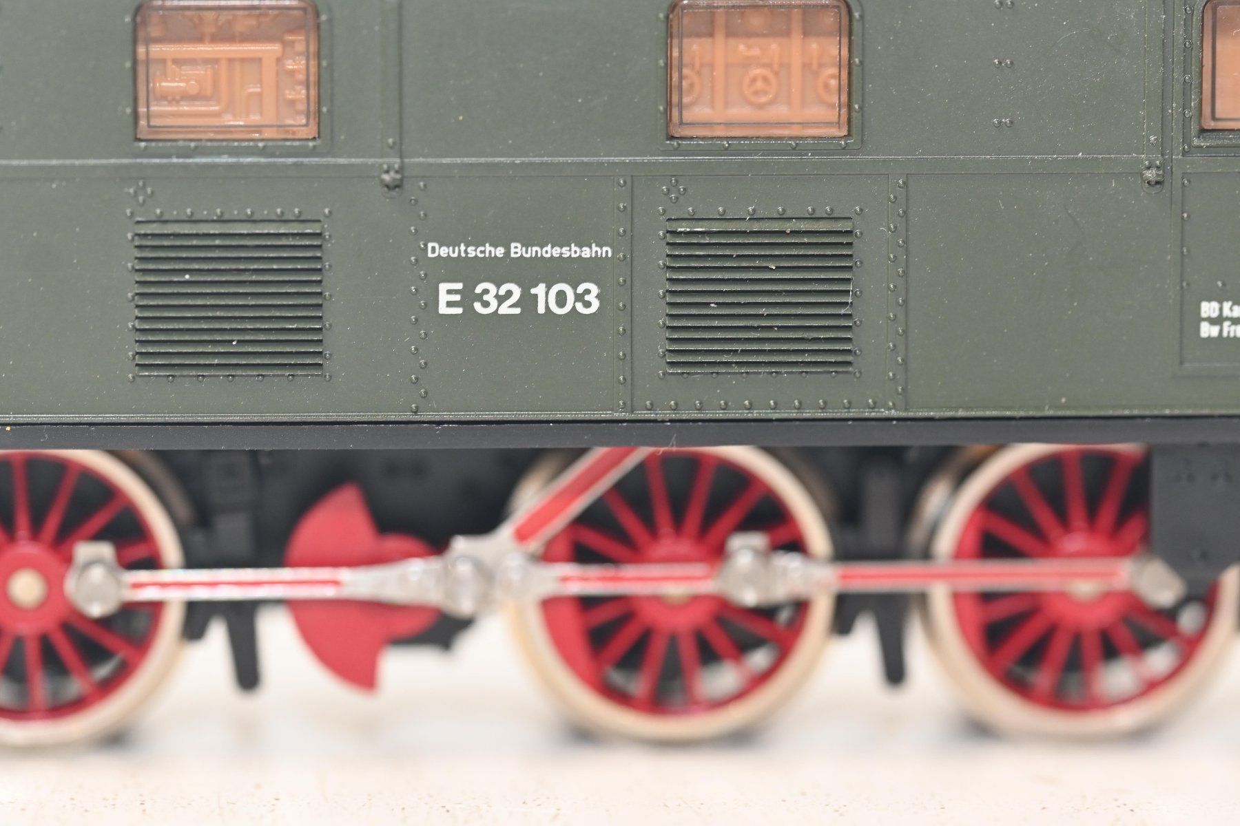 Roco Modelleisenbahnen: DB E 32103 Lok Roco H0/DC Defekt!! – Defekt aus Laupen ZH von  3