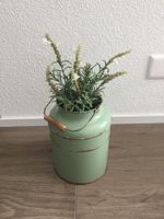 Milchkrug mit Dekoblumen