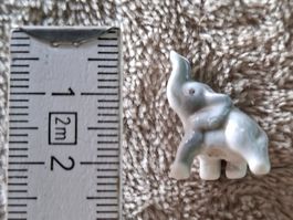 Süsses,sehr kleines  Elefäntli aus Porzellan fürs Puppenhaus