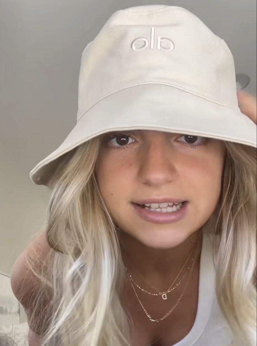 Alo Yoga Copricapi, berretti & cappellini: Alo Weekender Bucket Hat – Nuovo e nell'imballaggio originale da Domat/Ems venduto da nuria___. 1