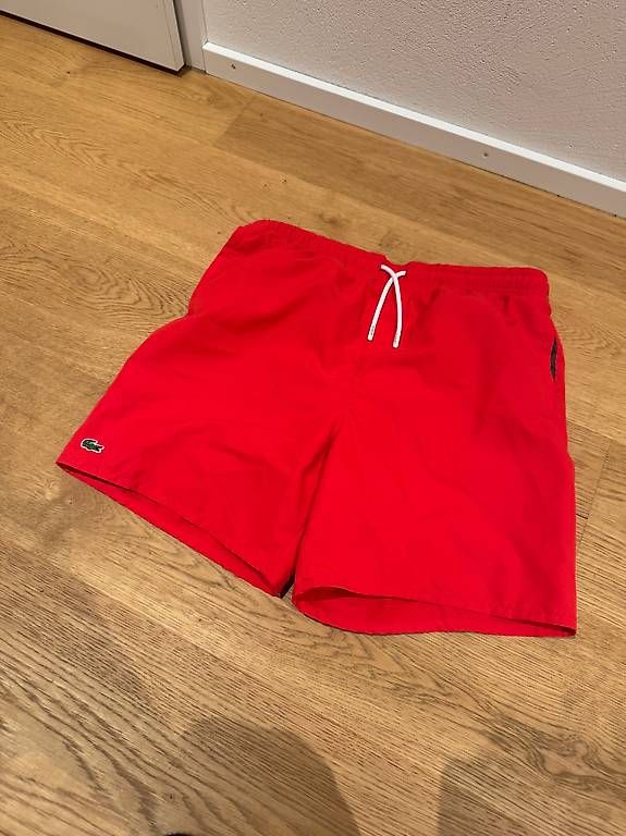 Lacoste Hosen: Lacoste Red Shorts - Size S – Gebraucht aus Schübelbach von Rahnmont