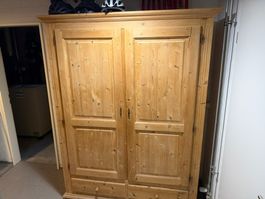 Kleiderschrank Massivholz Natur mit einem Defekt an der Tür