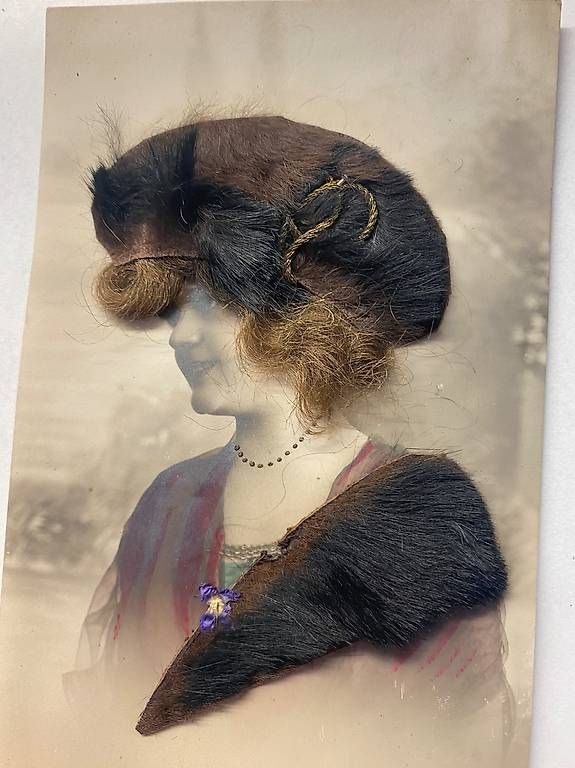 Cartes postales: Carte postale cheveux et fourrure  – D'occasion à St-Blaise par NSUTT1953