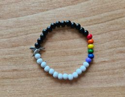 Herrenarmband Schwarz Weiss und Regenbogen mit Kolibri Charm