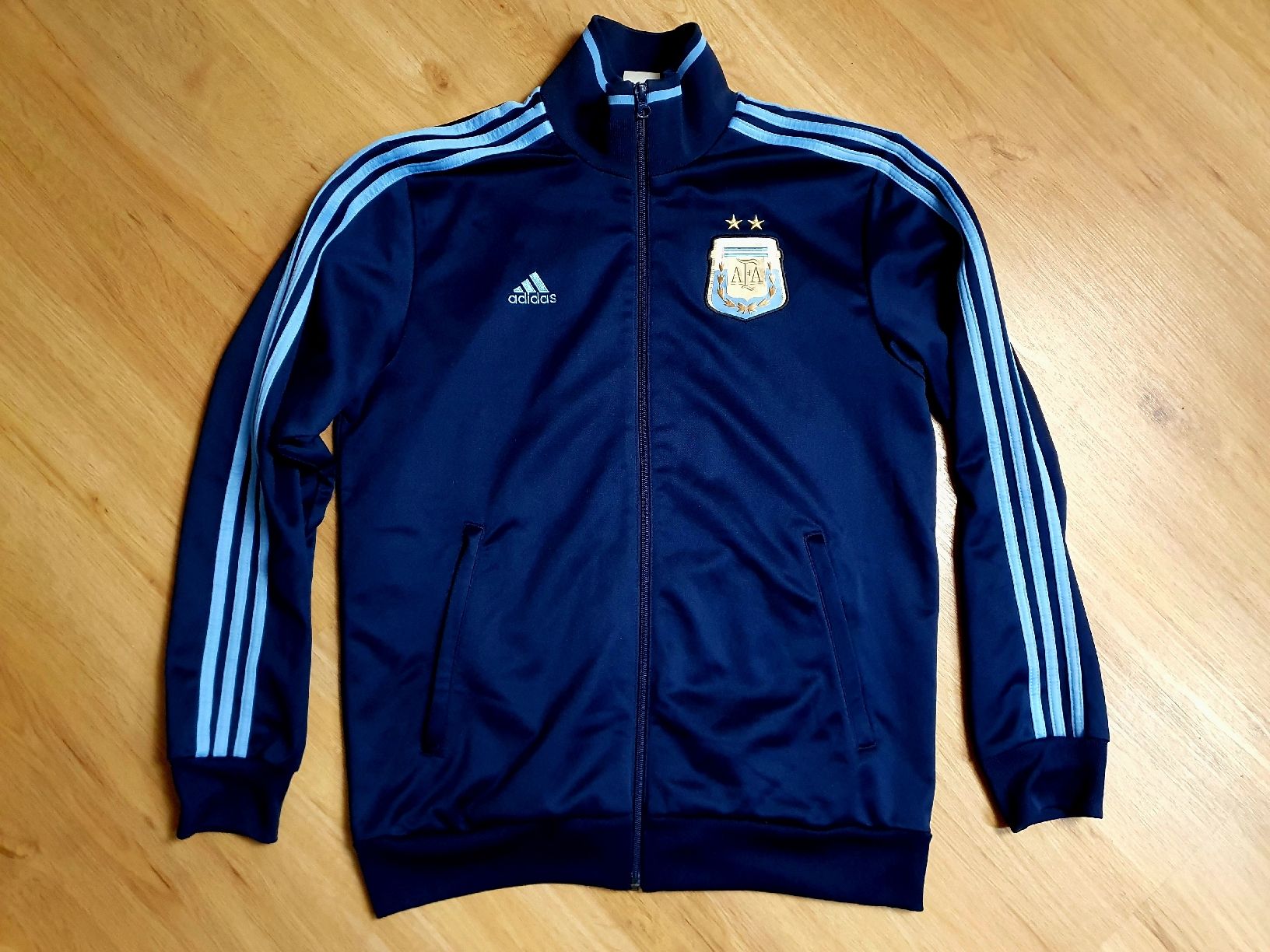 Adidas Giacche: ARGENTINIEN JACKE GRÖSSE M VESTE – Nuovo (secondo la descrizione) da St. Gallen venduto da CaliSunshine