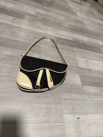 Schicke Handtasche in Schwarz/Creme – Ideal für Herbst!