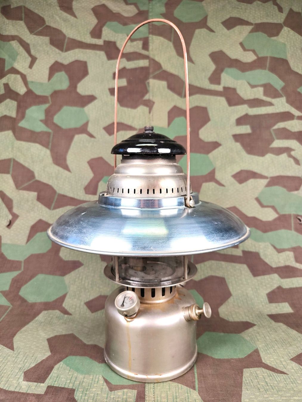 Schweizer Armee Uniformi: Benzin-Vergaserlampe Mod. 551 L mit Schirm – Usato da Bauma venduto da SwissMilitaria