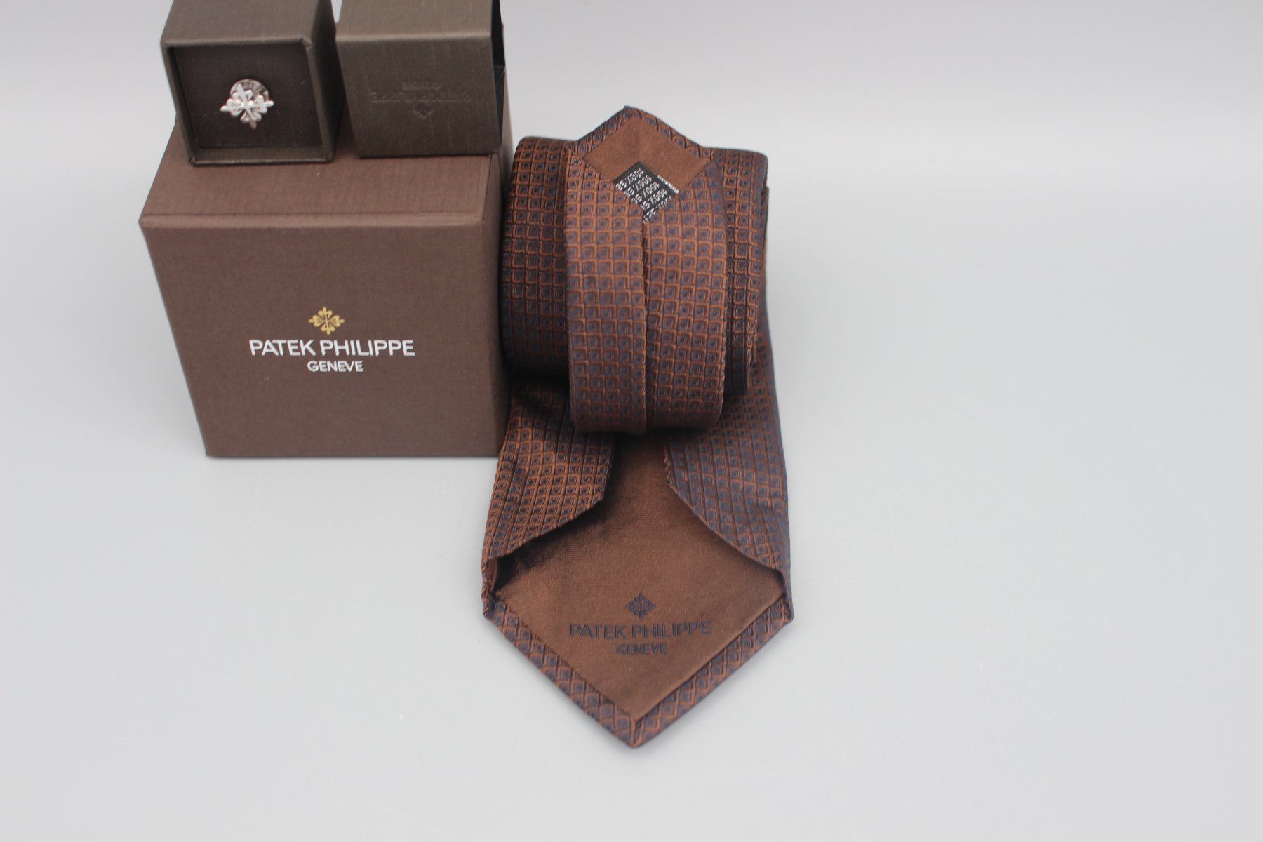 Patek Philippe Cravatte: Original Patek Philippe Krawatte und Anstecker Silber – Usato da Bruettisellen venduto da Collector_Store 2