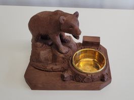 Bär, geschnitzt, mit Messingschale