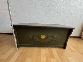 Truhe mit Bauernmalerei über 50 Jahre alt
