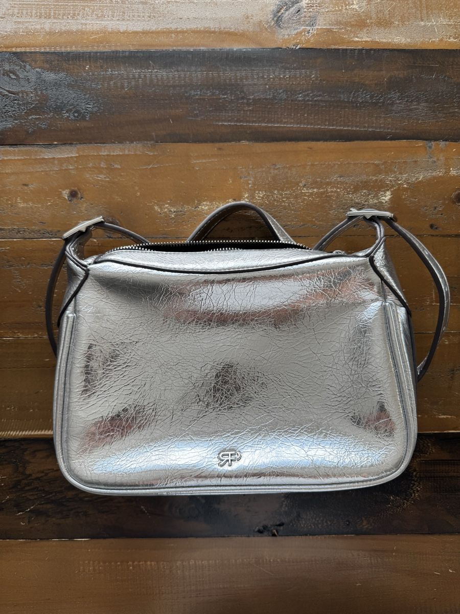Taschen für Damen: Umhängetasche silber Kunstleder – Neu (gemäss Beschreibung) aus Kloten von wan_5gvc