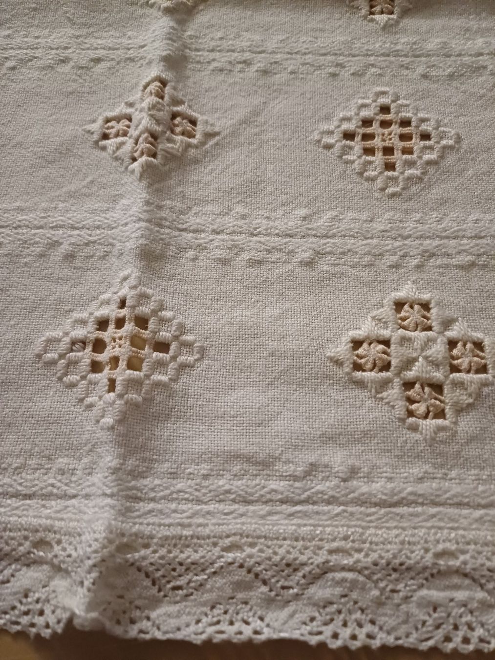 Coperte: Tischläufer mit Hardanger Stickerei – Usato da Windlach venduto da lanuj 1