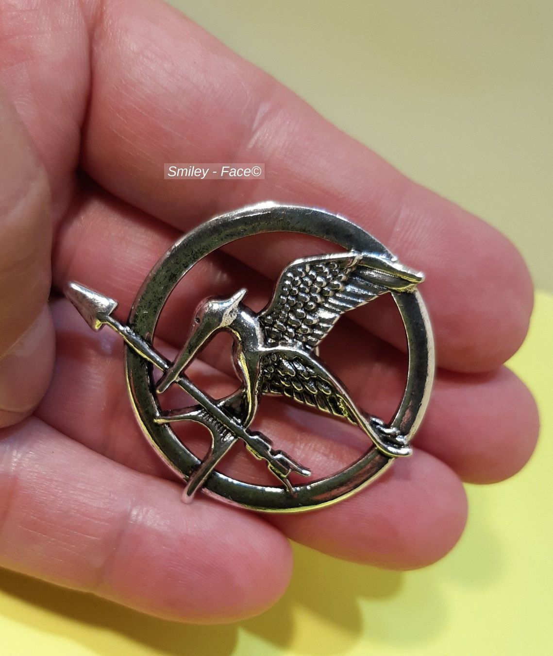 Placchette & Badge: Tribute von Panem Hunger Games Mockingjay Pin Patch – Nuovo e nell'imballaggio originale da St. Margarethen TG venduto da Smiley-Face 2