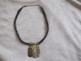 Vintage Halskette mit Metall Anhänger.