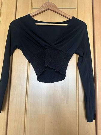Elegante schwarze Bluse mit V-Ausschnitt 