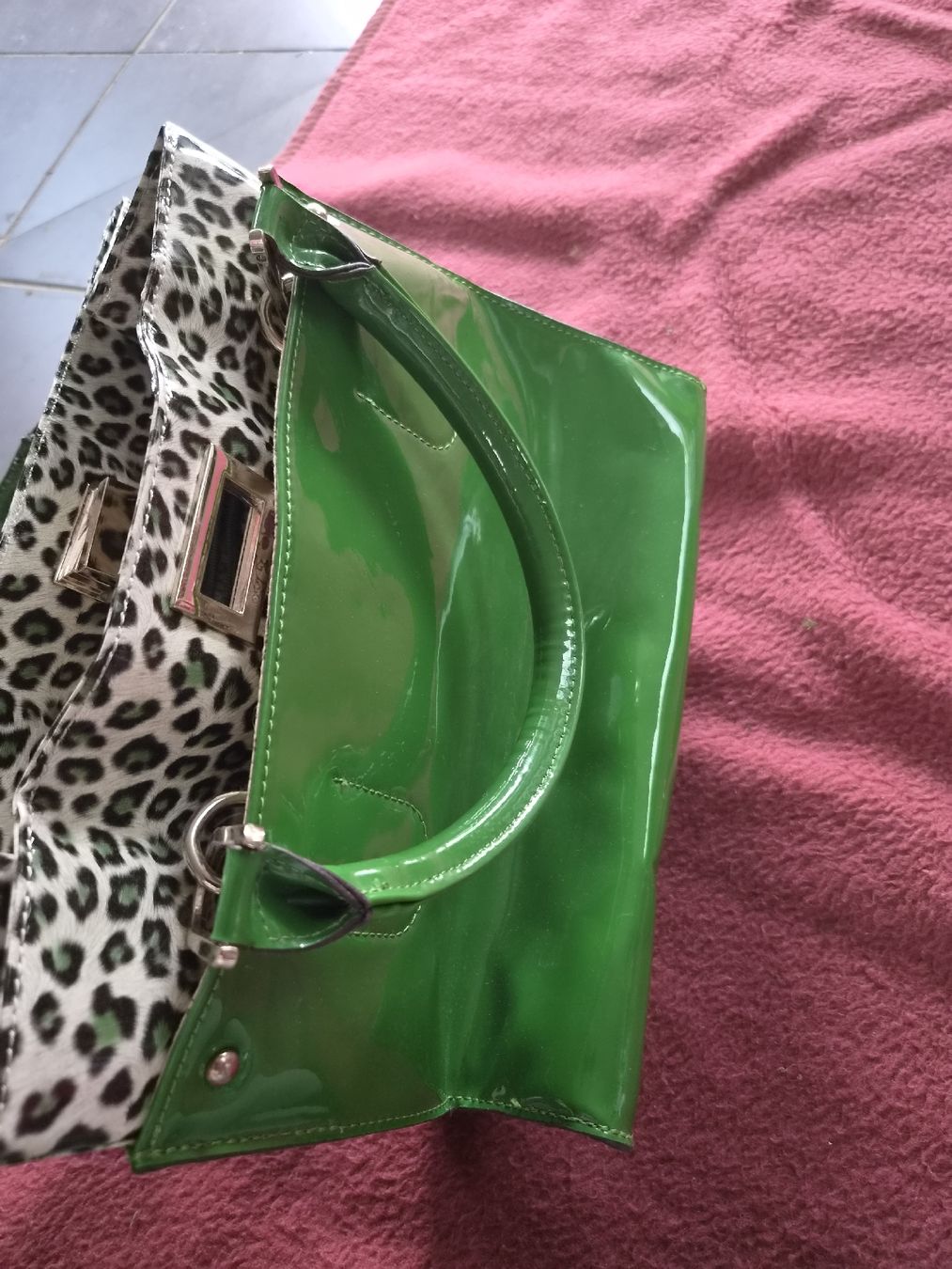 Borse da donna: Handtasche glänzend grün mit Leo Muster Grösse M – Usato da Dürrenäsch venduto da Uliu 2