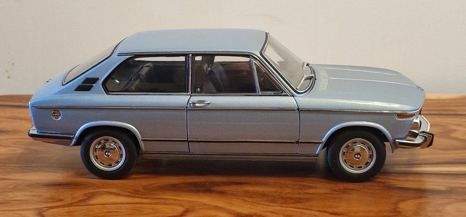 Autoart Modellini d'auto: Autoart 1:18 BMW 2000 Touring hellblau metallic – Usato da Rüti b. Büren venduto da tempo50 1